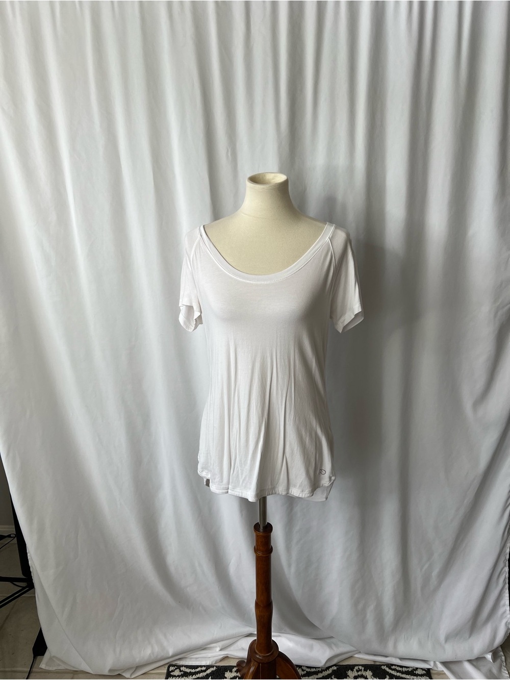 CALIA by Carrie Underwood White Scoop Neck Active Tee – Size Large
